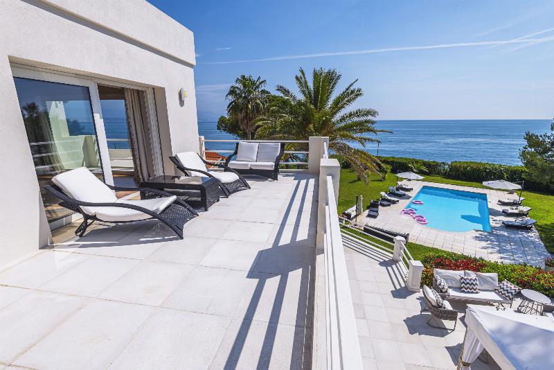 Villa moderne avec jardin méditerranéen et grandes terrasses